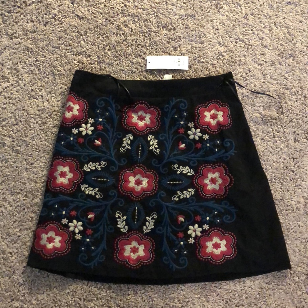 Skirt embroidered